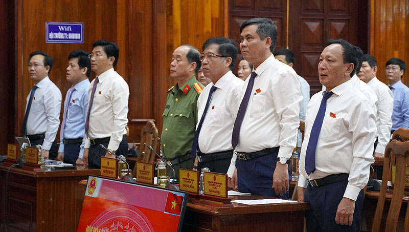Các đại biểu làm lễ chào cờ tại phiên khai mạc