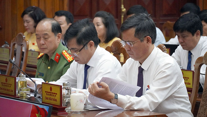 Các đồng chí lãnh đạo tỉnh tham dự kỳ họp