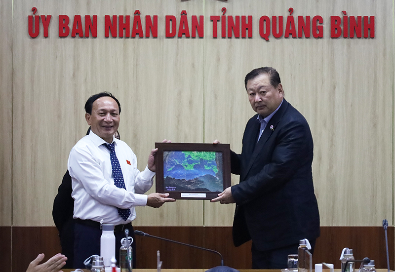Đồng chí Phó Bí Thường trực Tỉnh ủy Trần Hải Châu tặng quà lưu niệm cho ông Mizugishi Fumio, Chủ tịch Hội đồng Nghị sỹ tỉnh Yamanashi.