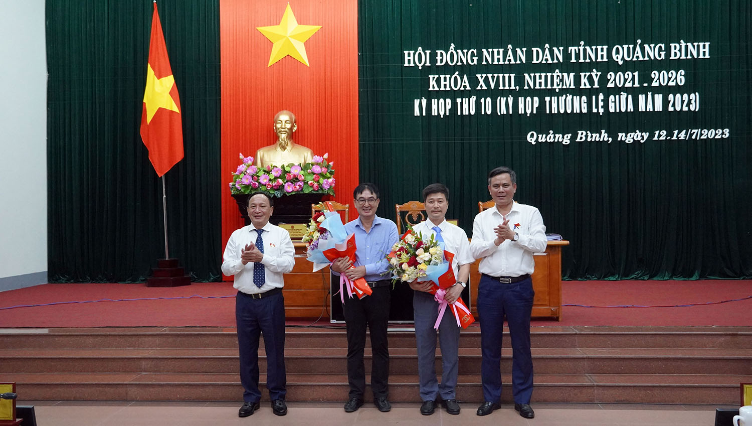 1.	Đồng chí Phó Bí thư Thường trực Tỉnh ủy, Chủ tịch HĐND tỉnh Trần Hải Châu và đồng chí Chủ tịch UBND tỉnh Trần Thắng tặng hoa cho các đồng chí: Lê Anh Tuấn, nguyên Ủy viên UBND tỉnh; Lê Anh Đức, Ủy viên UBND tỉnh mới được bầu bổ sung. 