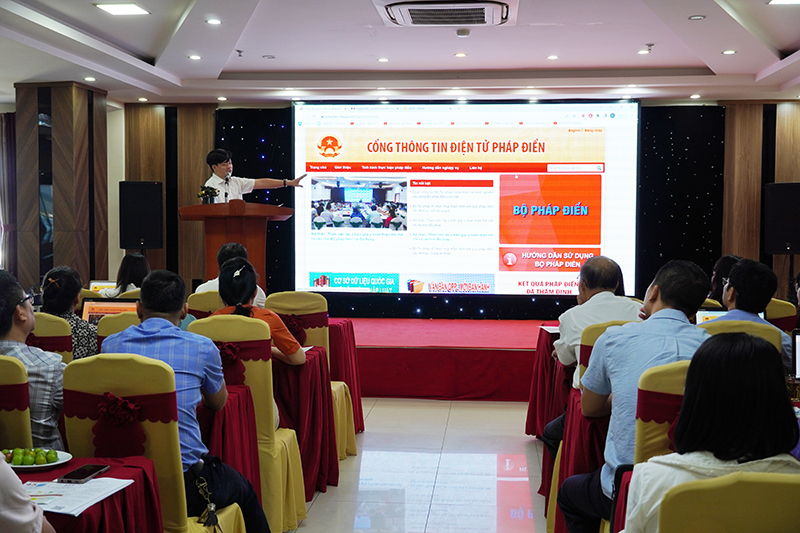 báo cáo viên của Cục Kiểm tra văn bản QPPL, Bộ Tư pháp giới thiệu và hướng dẫn khai thác, sử dụng Bộ pháp điển