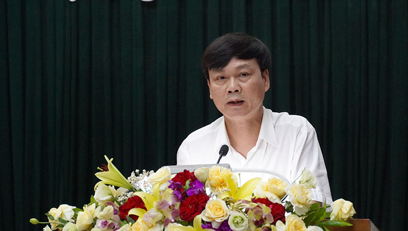 Giám đốc Sở Nội vụ Trần Thế Vương trả lời ý kiến chất vẫn của đại biểu về tình trạng cán bộ, công chức đùn đẩy, né tránh, sợ trách nhiệm...