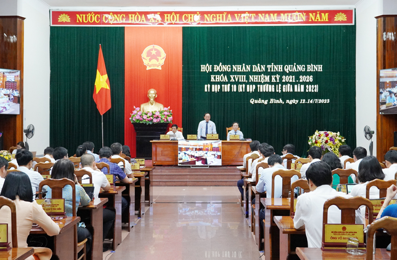 Chủ tọa kỳ họp điều hành phiên chất vấn và trả lời chất vấn.