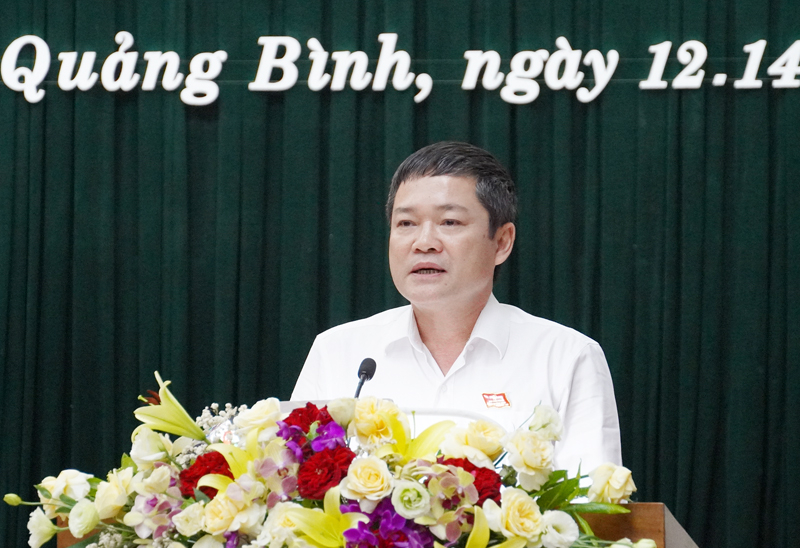 Đồng chí Giám đốc Sở Kế hoạch và Đầu tư trả lời chất vấn của đại biểu HĐND tỉnh.