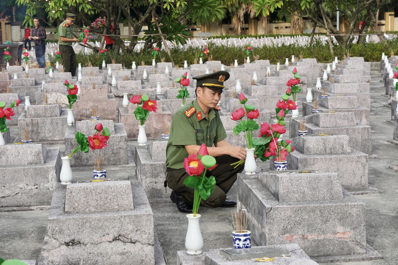 Hơn 3.300 bó hoa đã được thay trên phần mộ các anh hùng, liệt sỹ tại Nghĩa trang Ba Dốc.