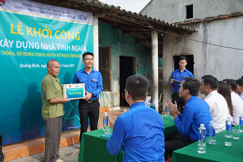 Đoàn cơ sở BIDV Chi nhánh Quảng Bình trao quà cho gia đình bà Đỗ Thị Thủy ở thôn 6, xã Trung Trạch, huyện Bố Trạch.