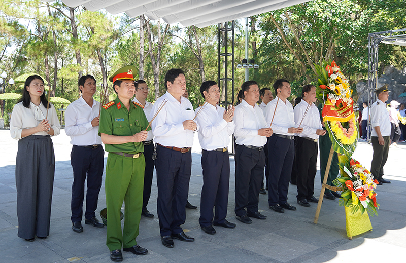 Đoàn đại biểu thành phố viếng các anh hùng liệt sỹ tại Nghĩa trang Nghĩa trang liệt sỹ Quốc gia Trường Sơn. 