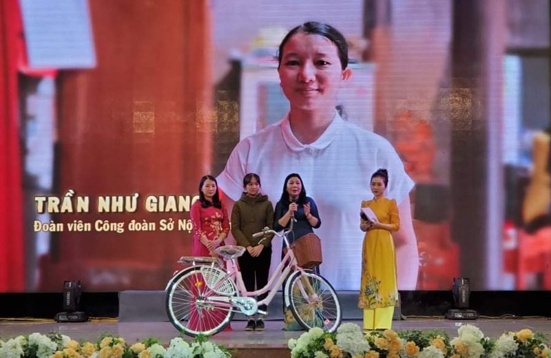 Tặng xe đạp cho con đoàn viên công đoàn có hoàn cảnh khó khăn.
