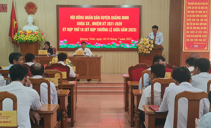 Các đại biểu thảo luận tại kỳ họp.