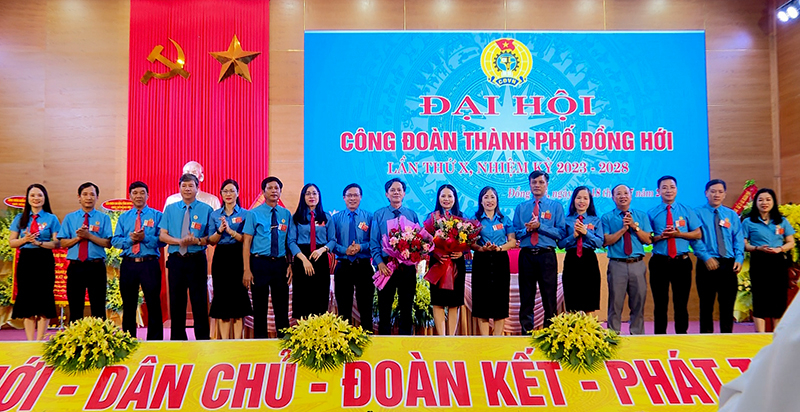 Ban Chấp hành nhiệm kỳ mới ra mắt đại hội.