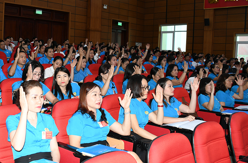 Các đại biểu biểu quyết thông qua Nghị quyết đại hội.