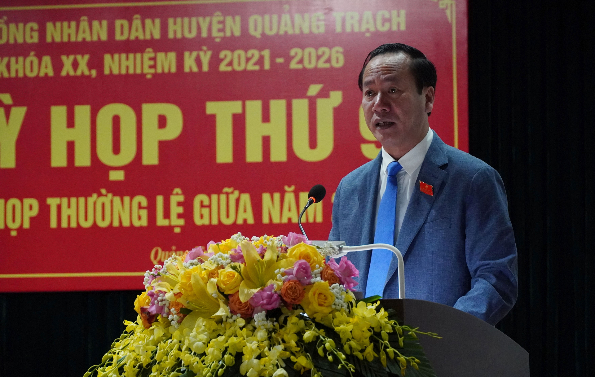 Đồng chí Bí thư Huyện ủy Quảng Trạch Nguyễn Xuân Đạt phát biểu khai mạc kỳ họp.