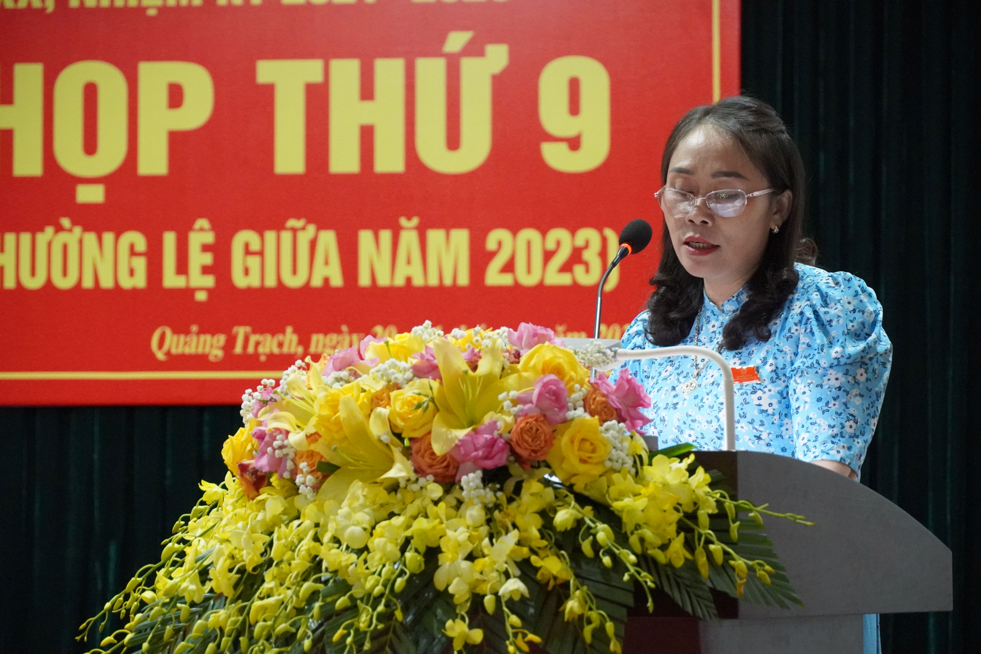 Đại biểu thảo luân tại kỳ họp.
