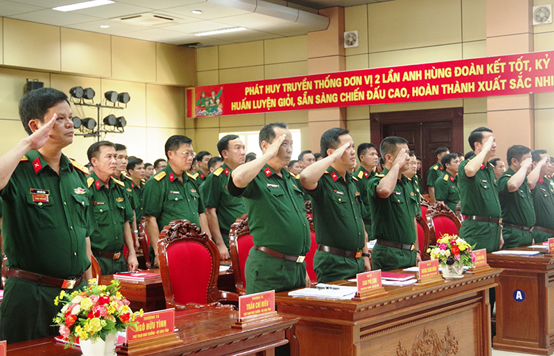 Các đại biểu dự lễ chào cờ.