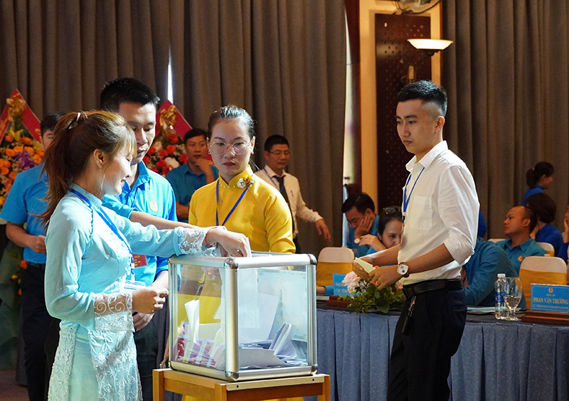 Các đại biểu bỏ phiếu bầu BCH khoá mới.