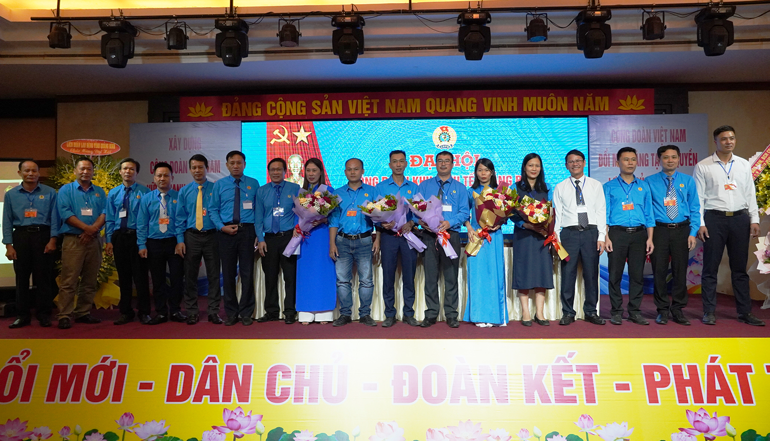 Đại diện lãnh đạo BQL Khu Kinh tế và Liên đoàn Lao động tỉnh tặng hoa chúc mừng BCH Công đoàn Khu Kinh tế khoá II, nhiệm kỳ 2023-2028.