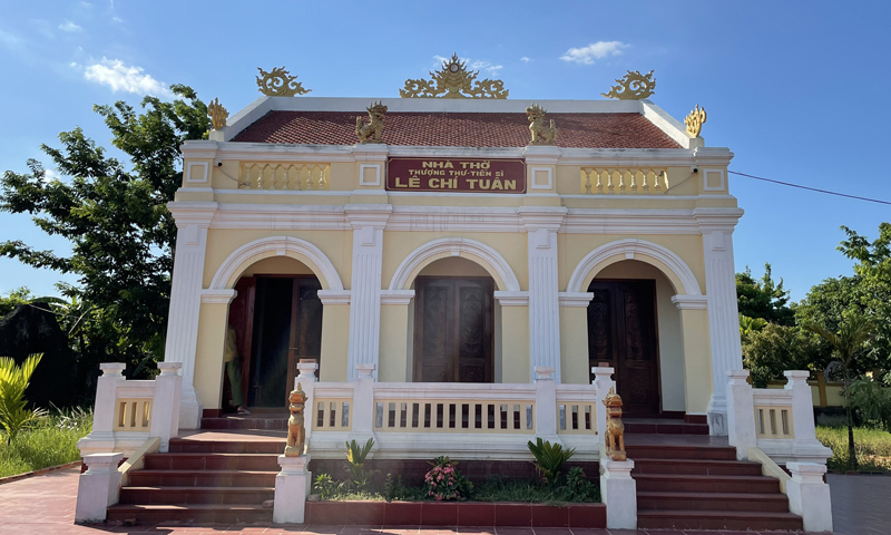 Nhà thờ Tiến sĩ Lê Chí Tuân mới được xây dựng lại năm 1999.