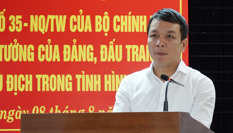 Đồng chí Bí thư Huyện ủy Tuyên Hóa Nguyễn Hoài Nam kết luận hội nghị.
