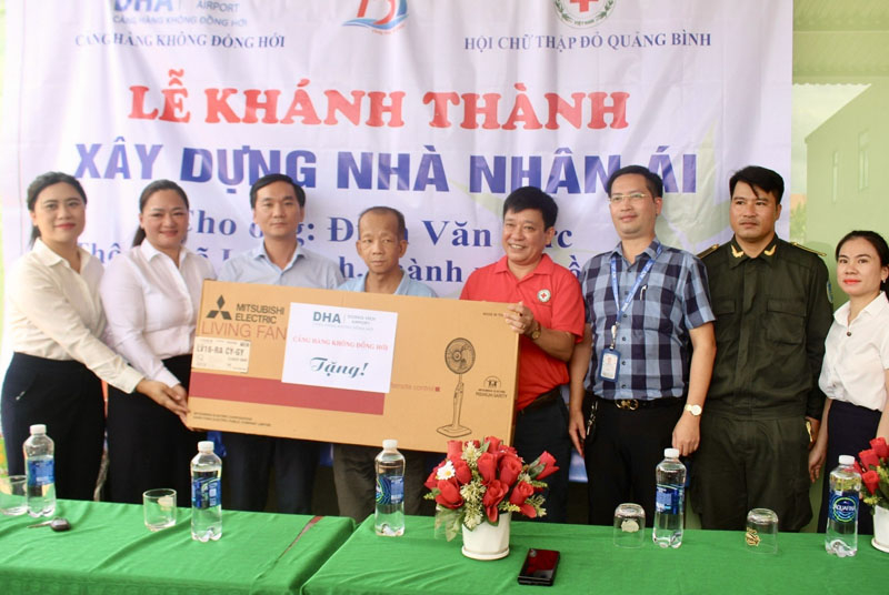 Dịp này, Cảng Hàng không Đồng Hới cũng tặng quà cho gia đình ông Đinh Văn Đức.
