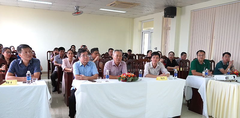 Đại biểu và học viên tham dự lễ.