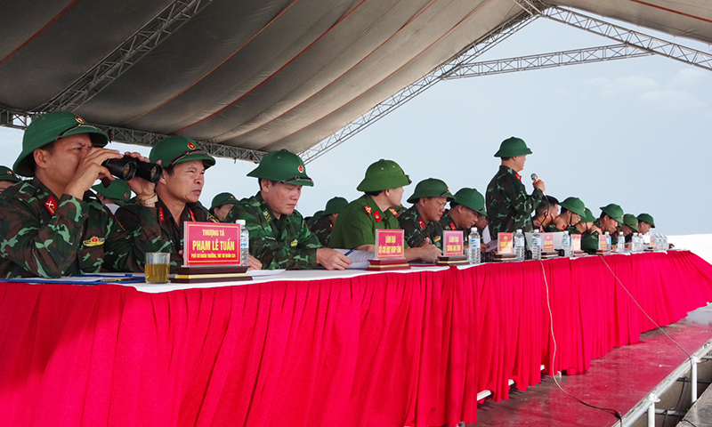 Đoàn công tác tham quan phương án đánh địch.