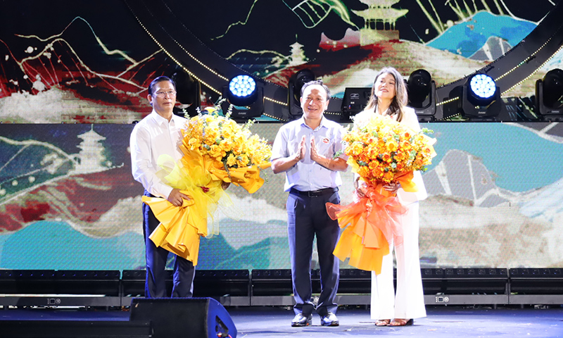 Đồng chí Phó Bí thư Thường trực Tỉnh uỷ Trần Hải Châu tặng hoa chúc mừng lễ ra mắt Khu nghỉ dưỡng và phục hồi chức năng suối nước nóng Bang Onsen Spa & Resort.
