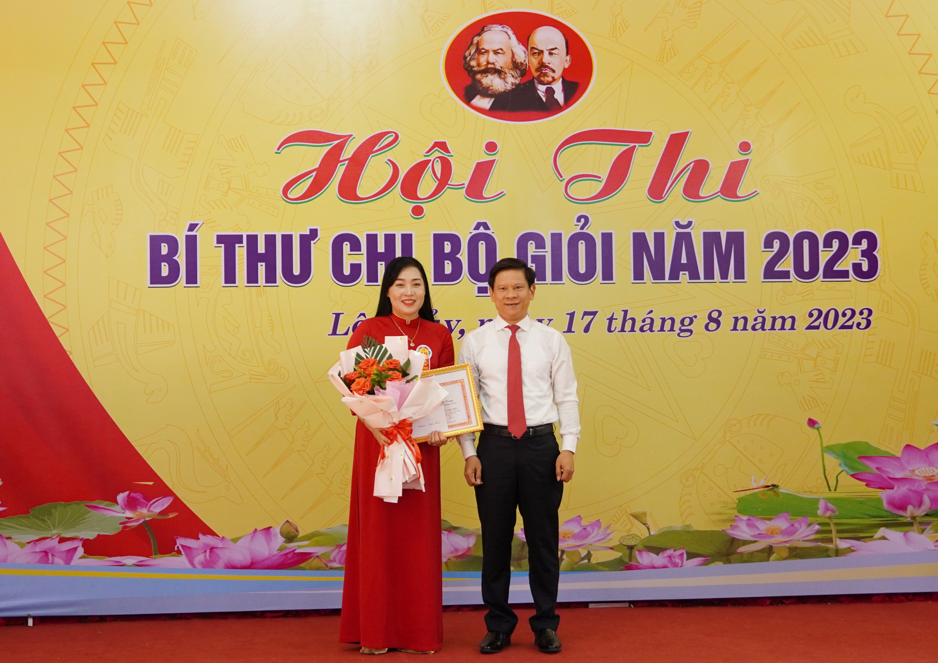 Đồng chí Lê Vĩnh Thế, Bí thư Huyện ủy, Chủ tịch HĐND huyện Lệ Thủy trao giải nhất cho đồng chí Nguyễn Thị Quỳnh Trang (Bí thư Chi bộ 2, Đảng bộ Trường THPT Lệ Thủy).