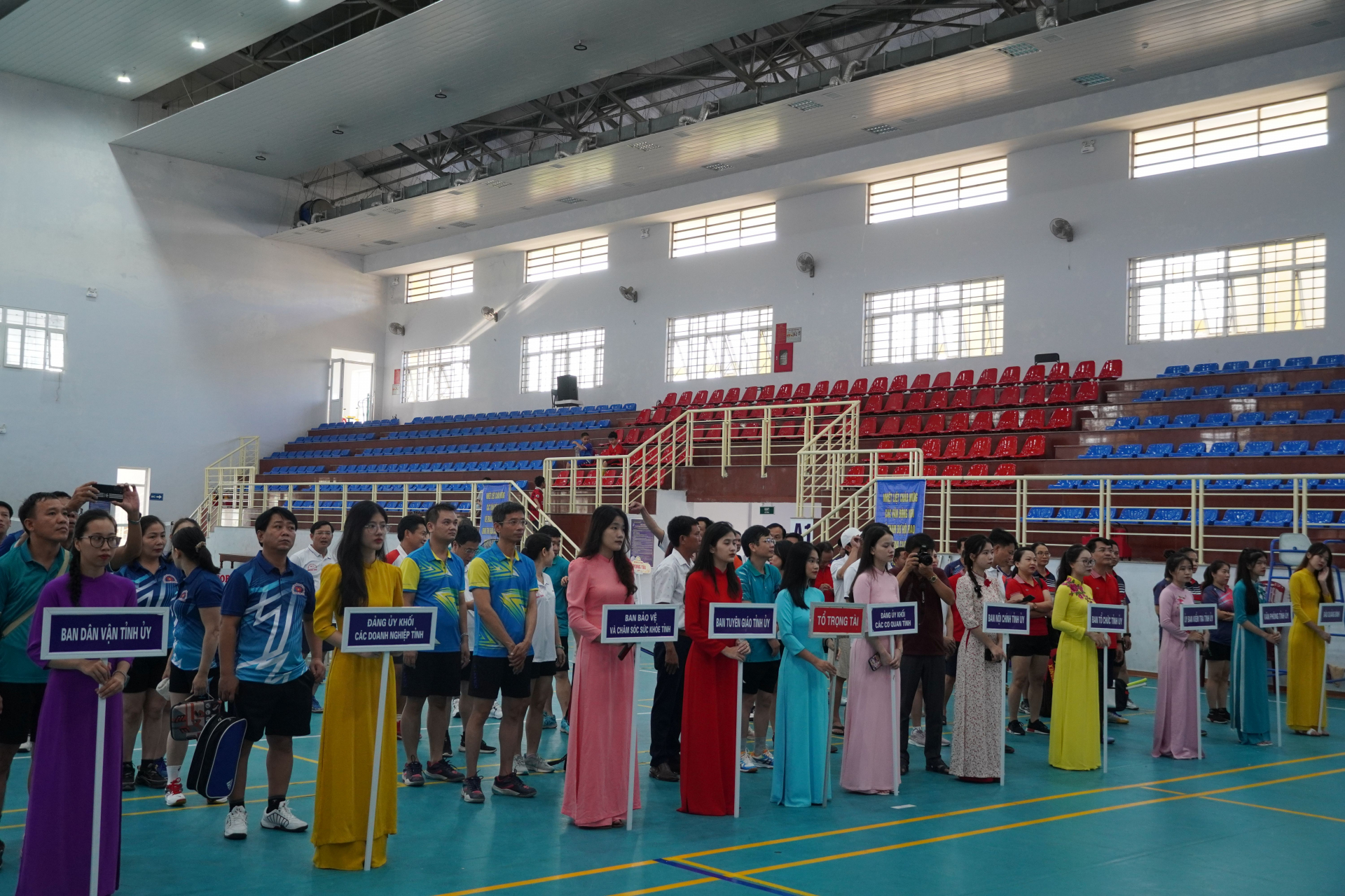 Các đoàn VĐV tham gia hội thao.
