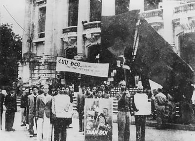 Thực hiện lệnh Tổng khởi nghĩa trong Cách mạng Tháng Tám năm 1945 ở Hà Nội. Ảnh tư liệu