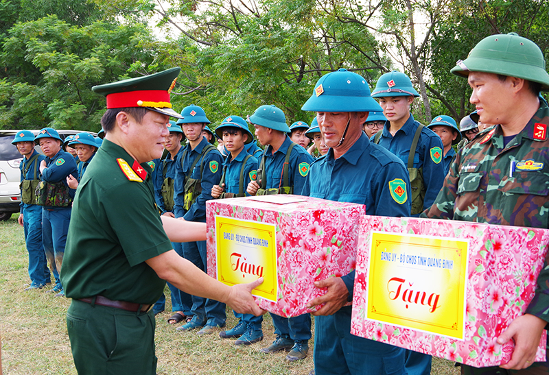 Đại tá Trương Như Ý, Phó Chính ủy Bộ CHQS tỉnh tặng quà các đơn vị thực binh đánh địch tiến công khu vực phòng thủ xã tại xã Võ Ninh (Quảng Ninh). 