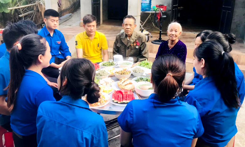  Đoàn viên, thanh niên huyện Quảng Trạch tổ chức “Bữa cơm nghĩa tình” cho gia đình chính sách trong dịp 27/7 vừa qua.