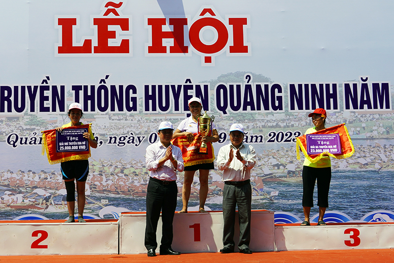 Lãnh đạo huyện Quảng Ninh trao giải cho các đội đua nữ xuất sắc.