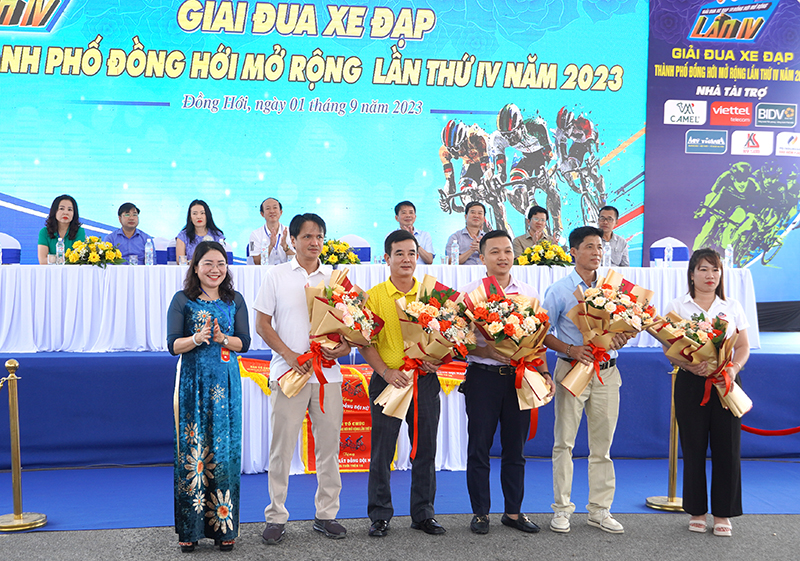 Ban Tổ chức tặng hoa các nhà tài trợ.