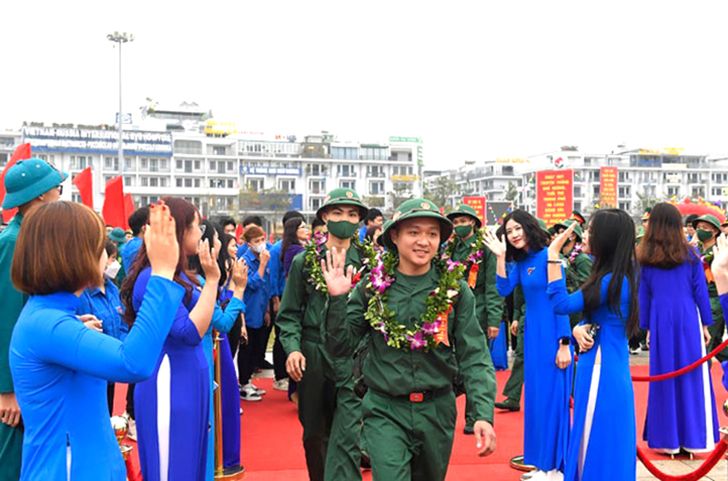  Thanh niên tỉnh Quảng Ninh phấn khởi lên đường bảo vệ Tổ quốc. Ảnh: TUẤN HUY
