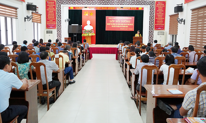Toàn cảnh lễ bế giảng.