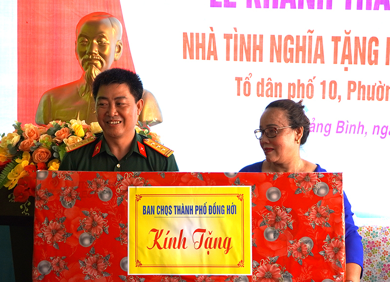 Đại diện lãnh đạo Ban CHQS thành phố trao quà tặng Mẹ VNAH Nguyễn Thị Trữ cho người thân của mẹ.