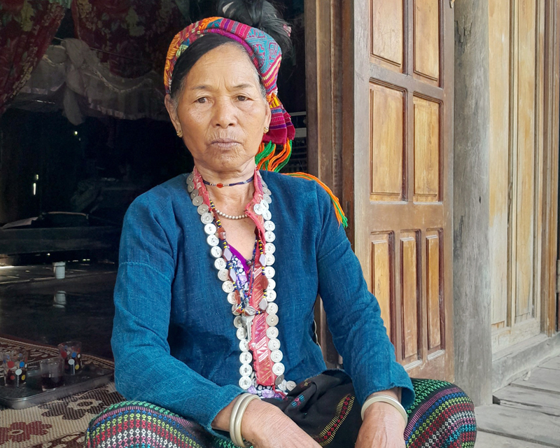 Bà Hồ Thị Chặng ở xã Trường Xuân (Quảng Ninh) trong trang phục và trang sức truyền thống của dân tộc Bru-Vân Kiều.