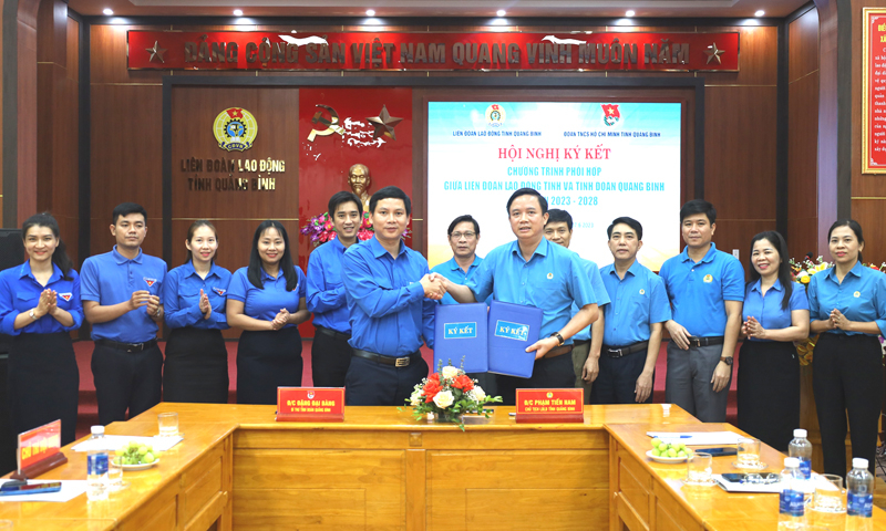 Đại diện lãnh đạo LĐLĐ tỉnh và Tỉnh đoàn ký kết chương trình phối hợp giai đoạn 2023-2028.