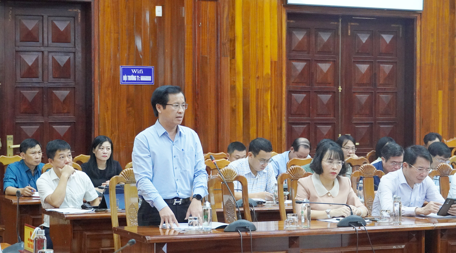 Lãnh đạo Sở Thông tin-Truyền thông trao đổi về triển khai công tác CĐS trên địa bàn tỉnh. 