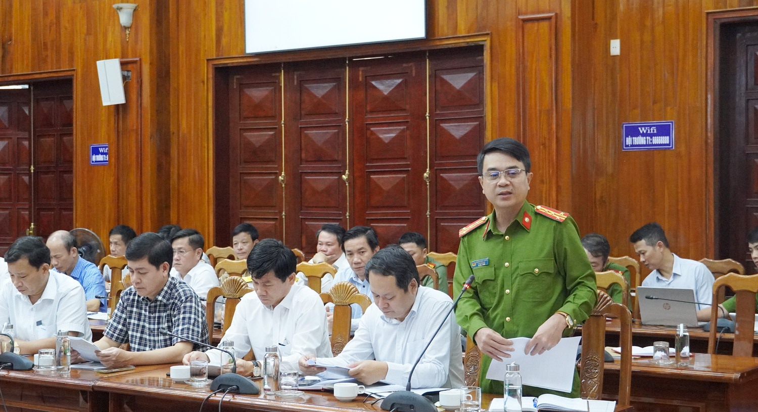 Đại diện lãnh đạo Công an tỉnh trao đổi về kết quả thực hiện Đề án 06.
