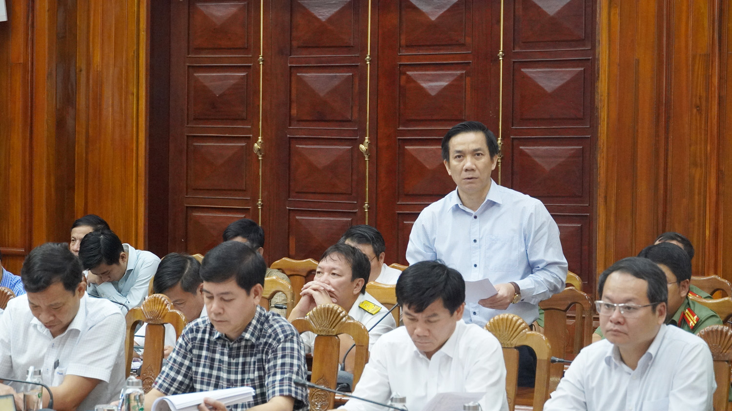 Đại diện lãnh đạo Sở Giáo dục-Đào tạo trao đổi về việc triển khai thanh toán không dùng tiền mặt tại các cơ sở giáo dục.