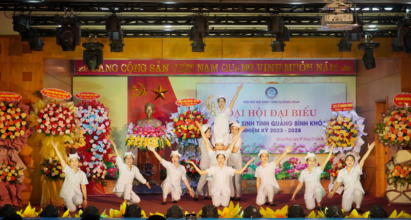 Các tiết mục văn nghệ chào mừng đại hội.