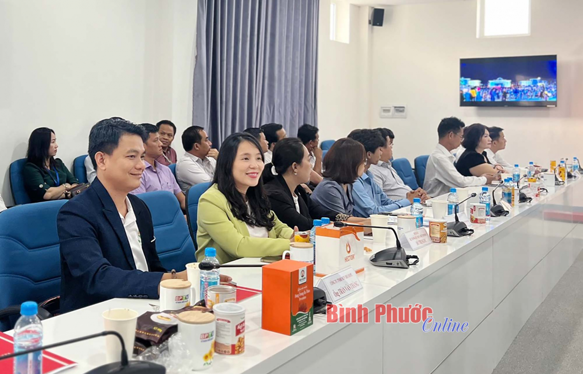 Lãnh đạo các đơn vị, nhà tài trợ và đại sứ giải tham dự buổi họp báo.
