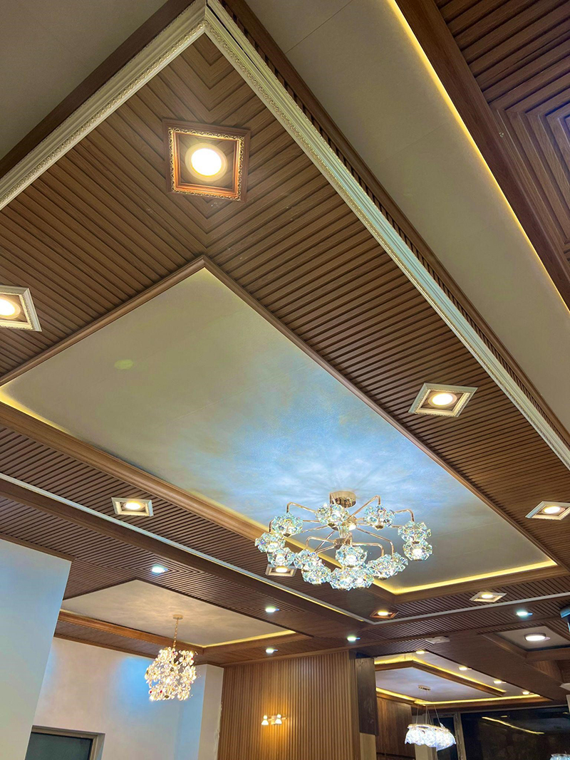 Tấm ốp lam sóng nhựa PVC làm điểm nhấn cho phòng khách thêm sống động - Nguồn ảnh: Kosmos.
