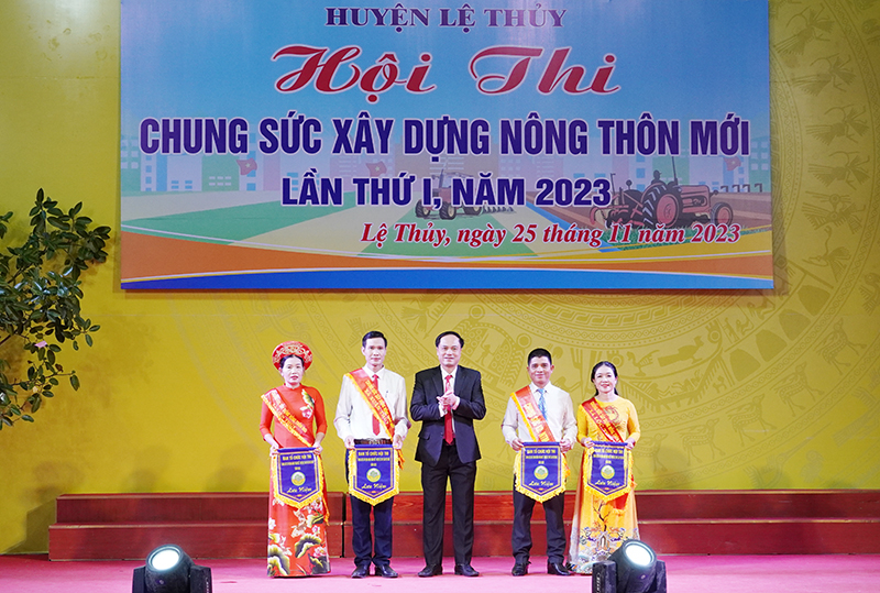 Ban Tổ chức hội thi trao cờ lưu niệm cho các đội thi.