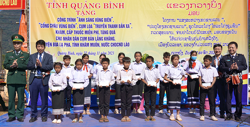 Tặng 300 công cụ sản xuất cho người dân cụm bản Lẳng Khăng.