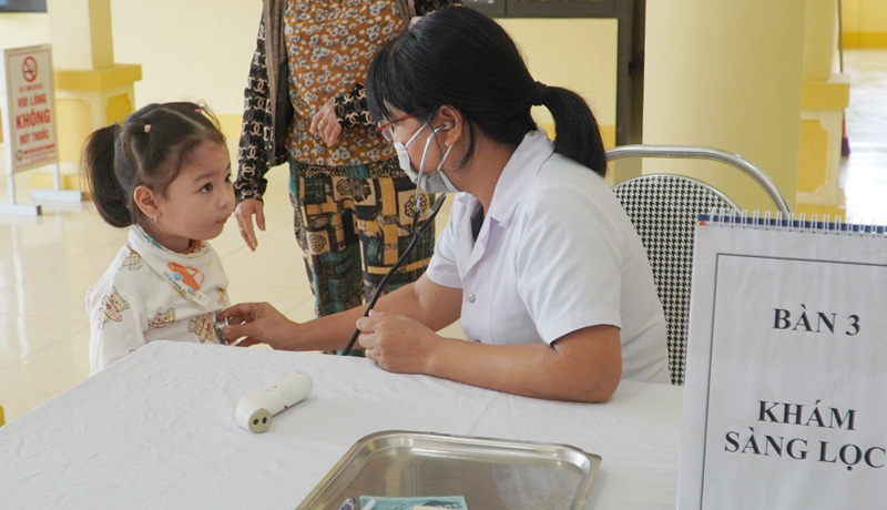 Trẻ được khám sàng lọc trước khi uống thuốc.