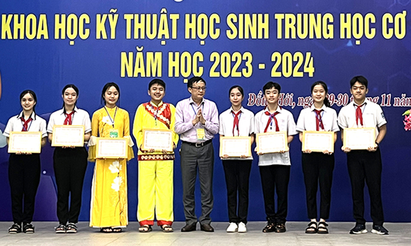 Ban Tổ chức trao các giải thưởng cho học sinh đạt giải.
