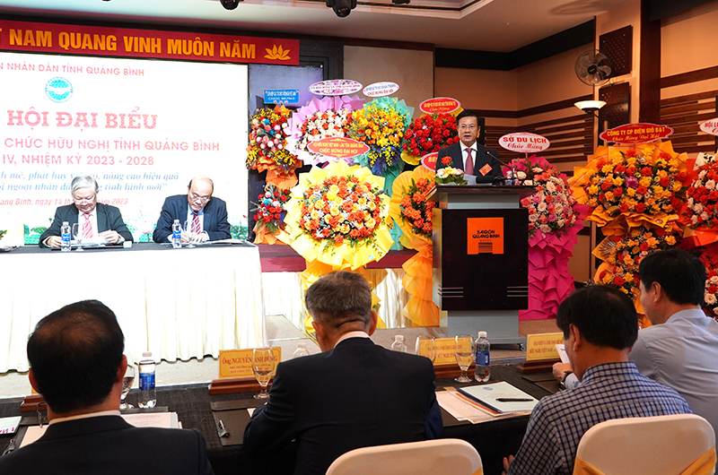 Đồng chí Lương Ngọc Bính, Chủ tịch Hội Liên hiệp các tổ chức hữu nghị tỉnh báo cáo chính trị tại Đại hội.