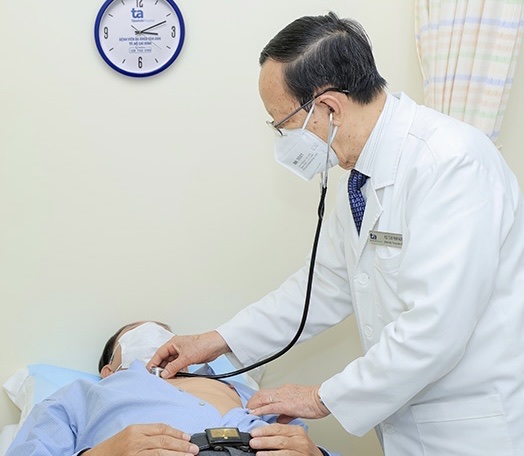 PGS.TS.BS Phạm Nguyễn Vinh khám cho bệnh nhân. Ảnh: BV